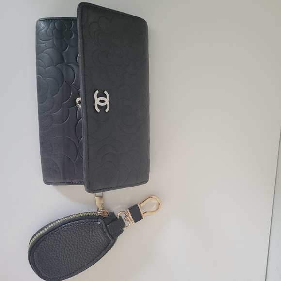 Chanel lamskin wallet with COA - Picture 10 of 13